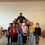 Les enfants du Pôle Gisèle Halimi prennent le micro pour interviewer le rappeur I2S